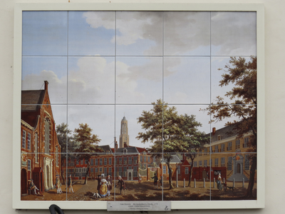 907206 Afbeelding van een tegelplateau met een replica van het schilderij van Isaac Ouwater 'Het Janskerkhof te ...